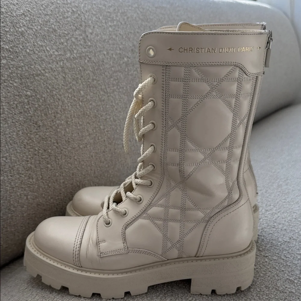 Dior D-Unit Ankle Boot
White Quilted Cannage Calfskin size 37 - Picture 4 of 9